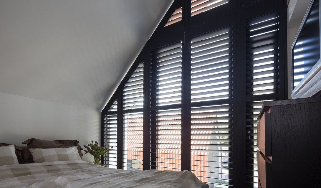 Shutters slaapkamer zeeland schuin raam