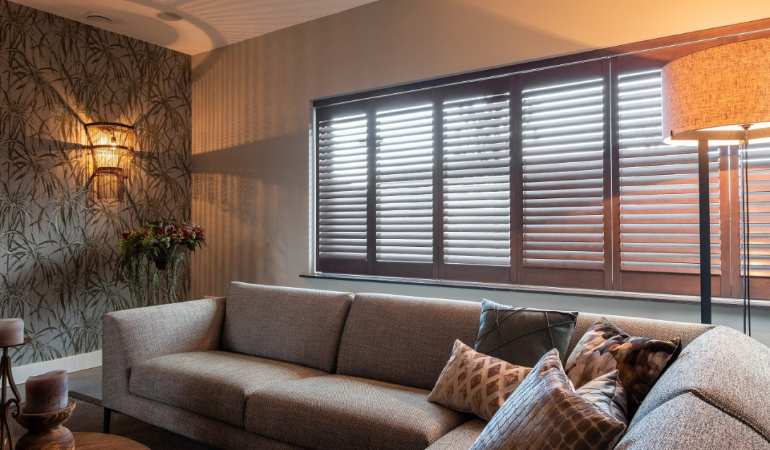 houten shutters in de woonkamer JASNO