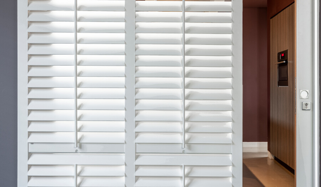 shutters wit bedieningsstok in het kantoor met rails impressie