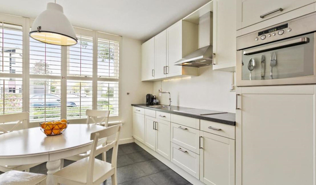 wit huis keuken met shutters en bedieningsstok blog impressie