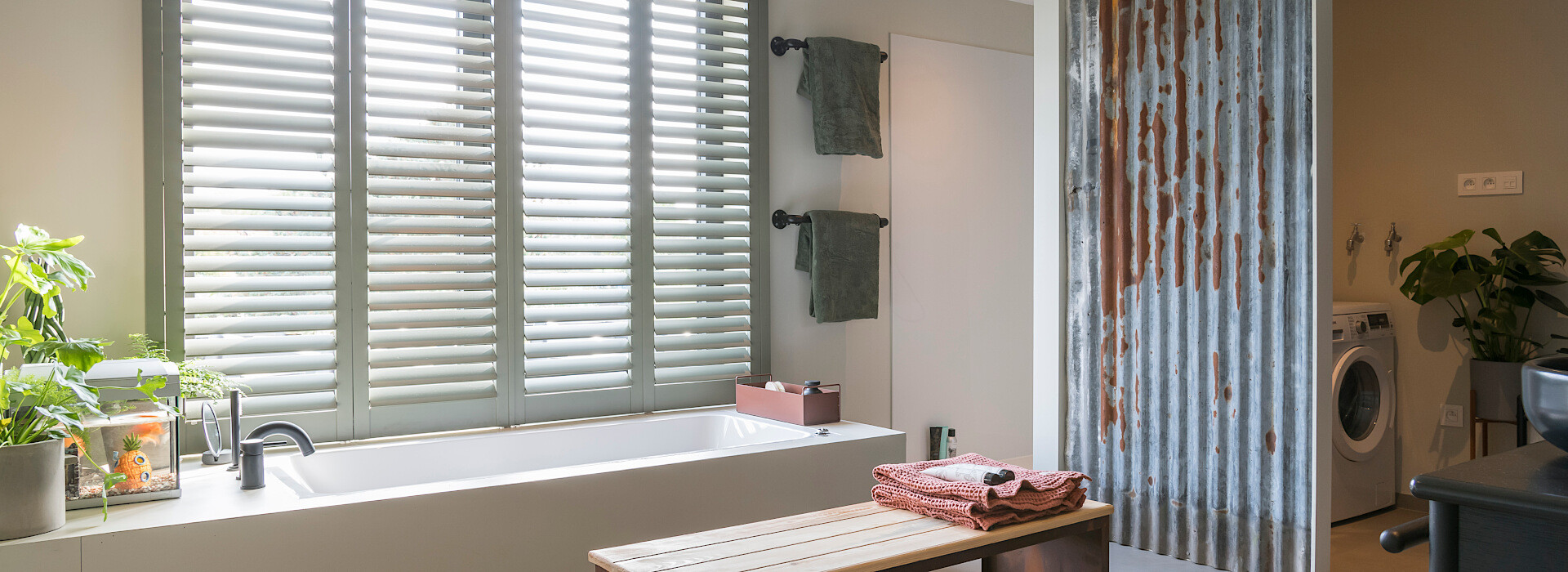  Kunststof shutters in de kleur moss grey in de badkamer