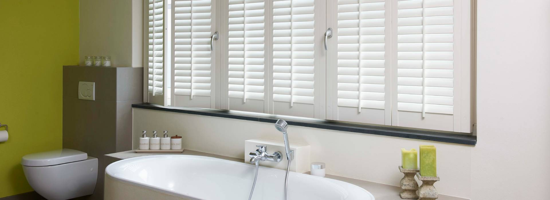 Witte kunststof shutters in de badkamer