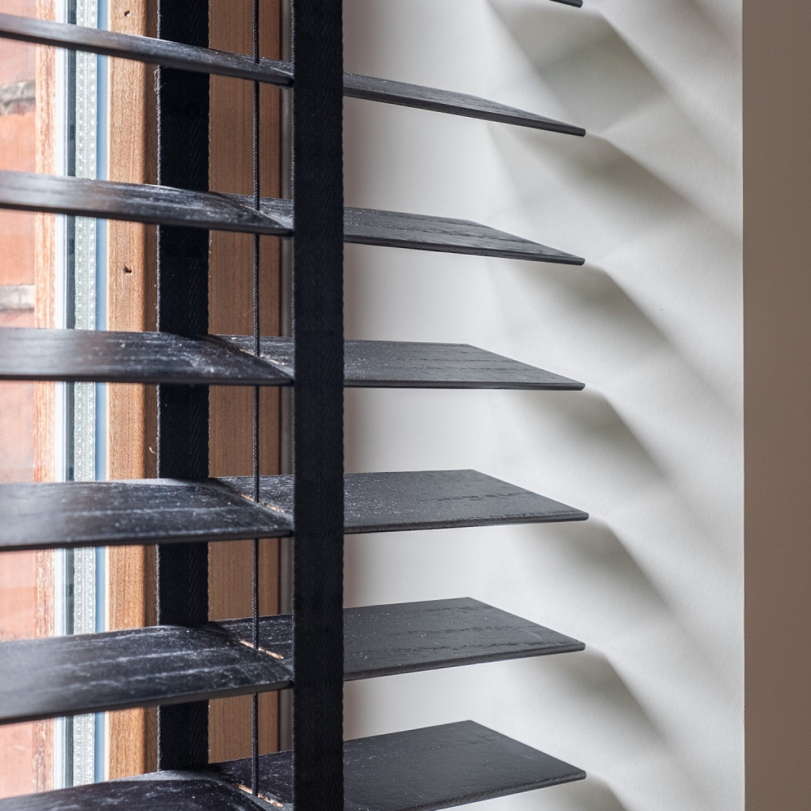 Close-up zwarte blinds Geraardsbergen