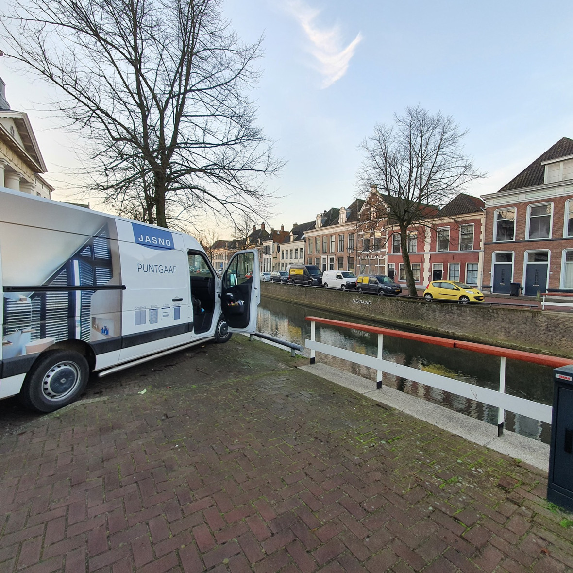 Bus van JASNO geparkeerd aan een gracht in Kampen