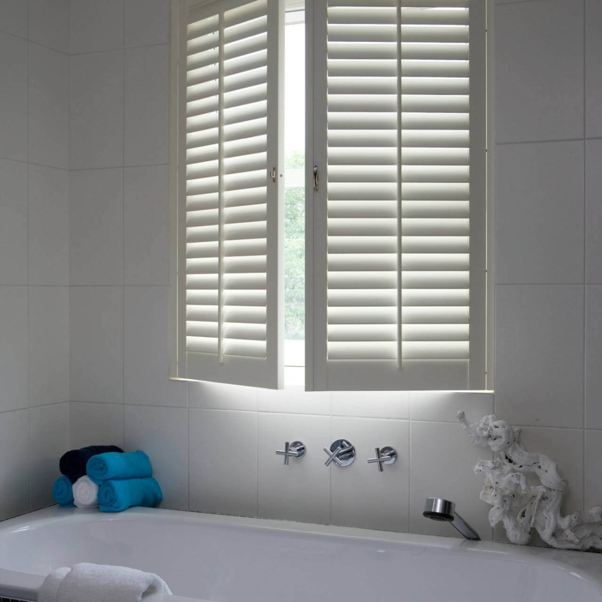 Openslaande witte shutters