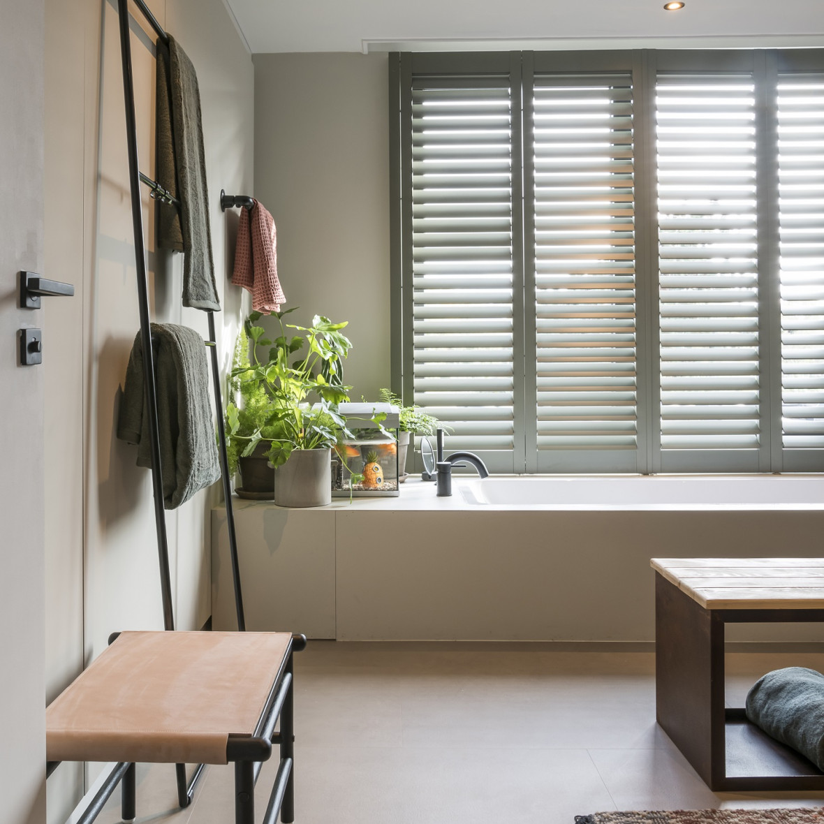 Kunststof shutters van JASNO in de kleur Moss Grey