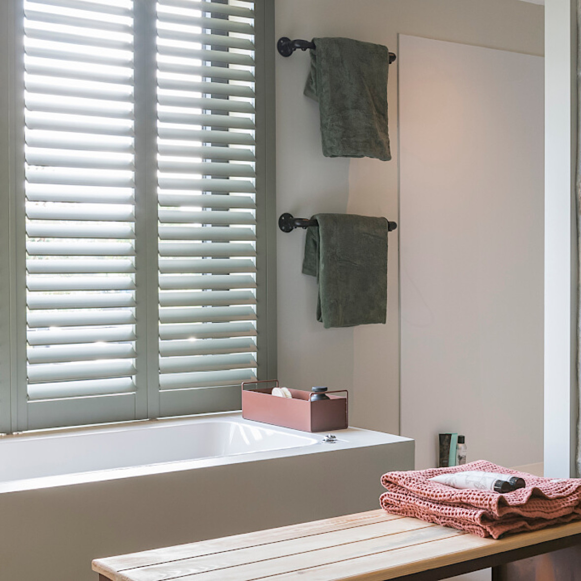  Kunststof shutters in de kleur moss grey in de badkamer