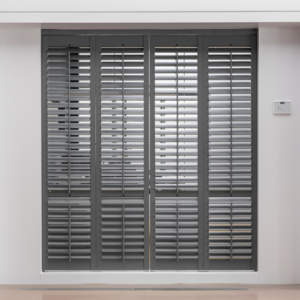 Shutters showroom railsysteem grijs