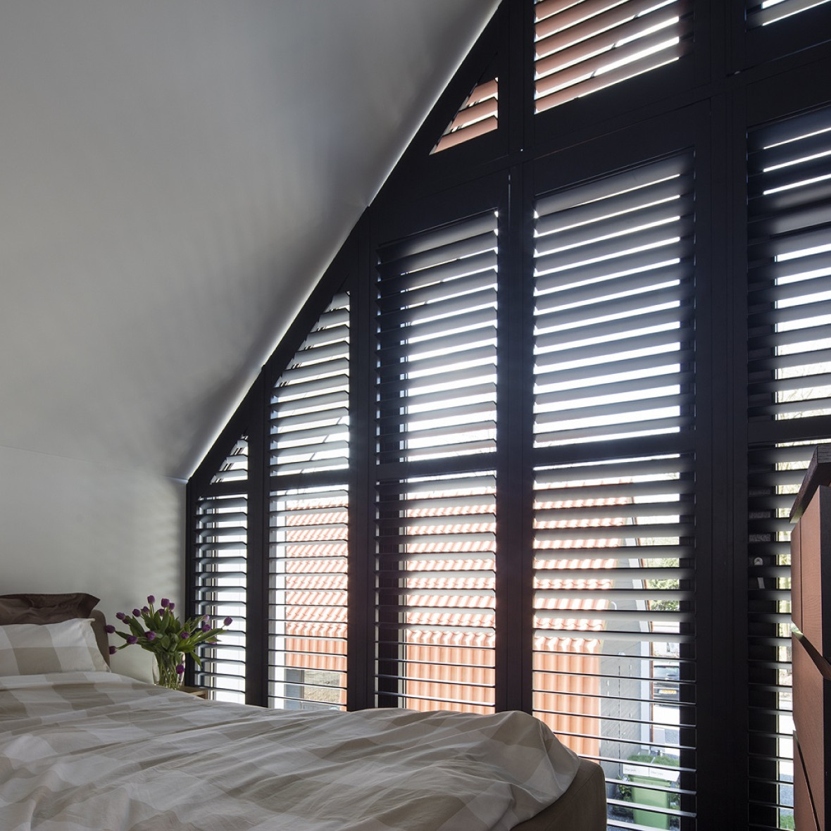 Shutters slaapkamer zeeland schuin raam_0.jpg 