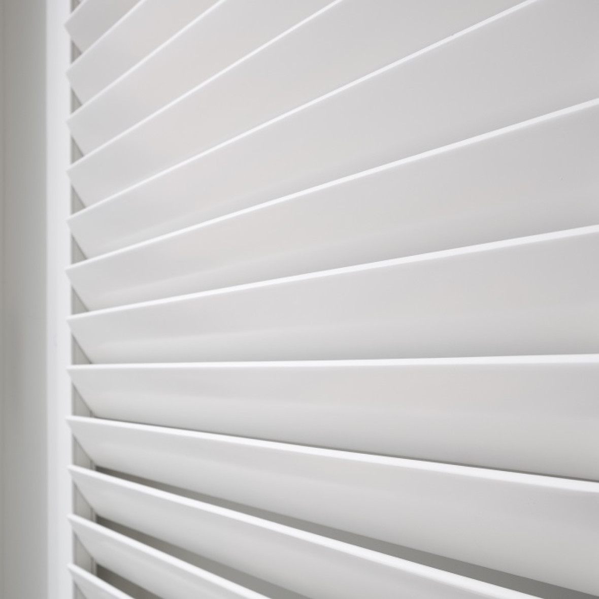 witte shutters close up