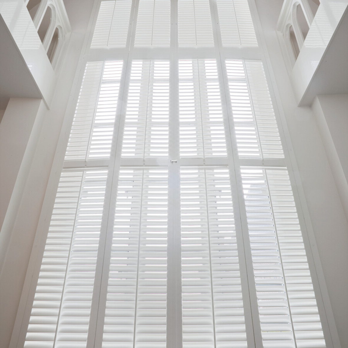  Witte shutters hoog raam 6 meter impressie 
