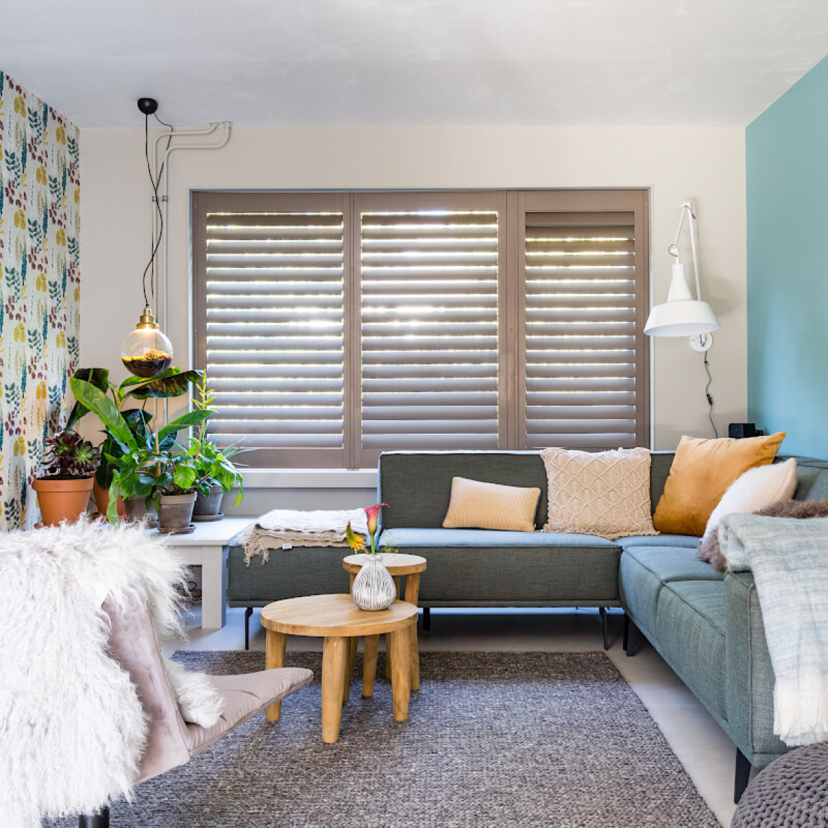 shutters in de woonkamer brown grey vtwonen blog impressie