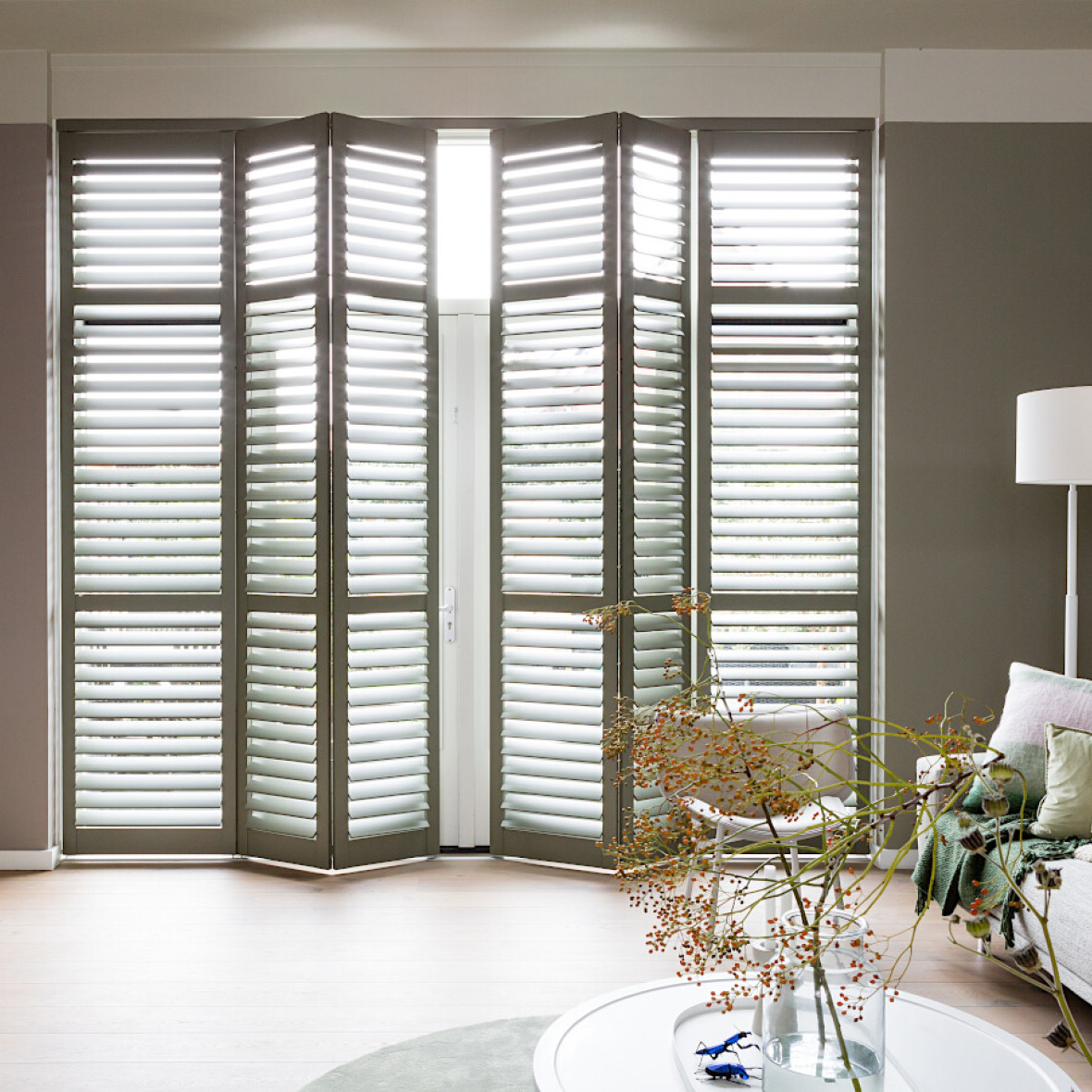 shutters silentview moss grey woonkamer openslaande deuren vtwonen blog impressie1