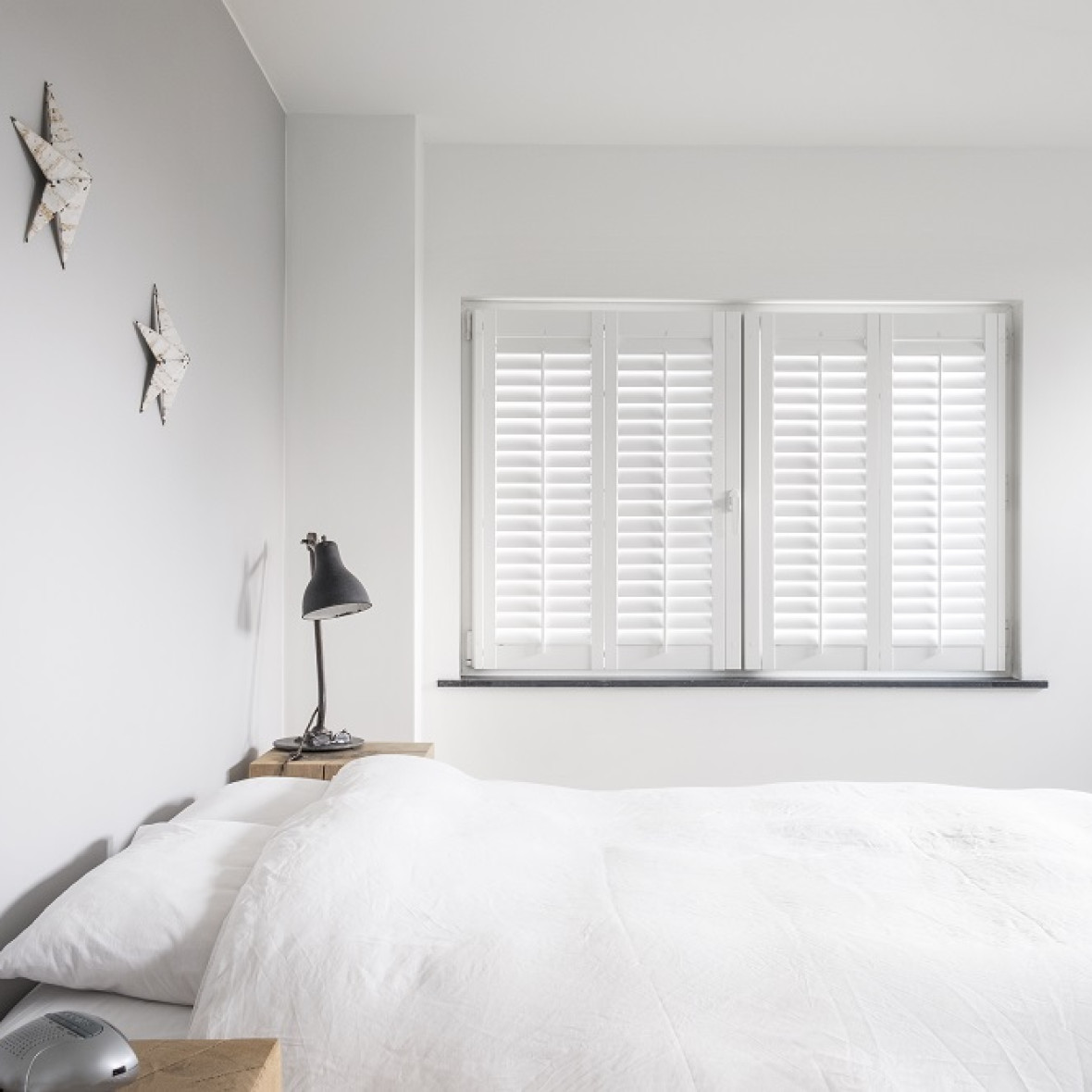 Witte shutters van JASNO in de slaapkamer