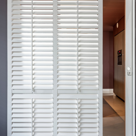  Witte shutters op rails zwevend als roomdivider product