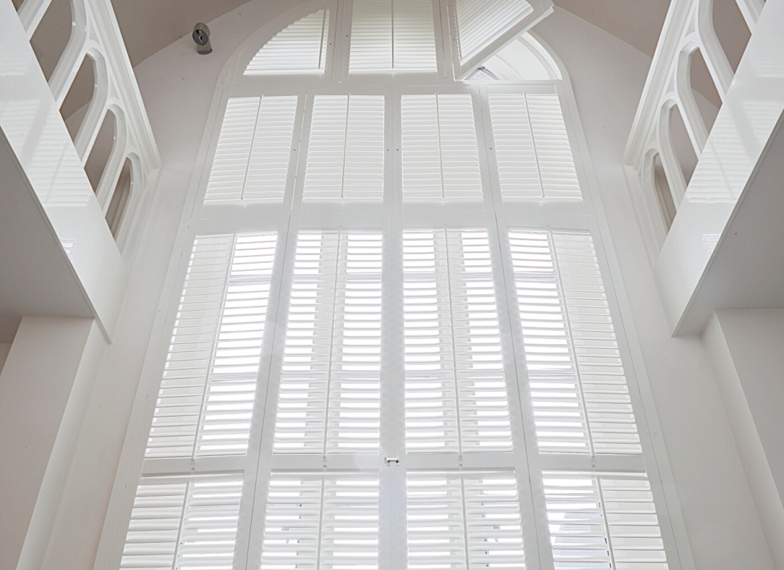 Witte shutters paterswoning getoogd raam hoog