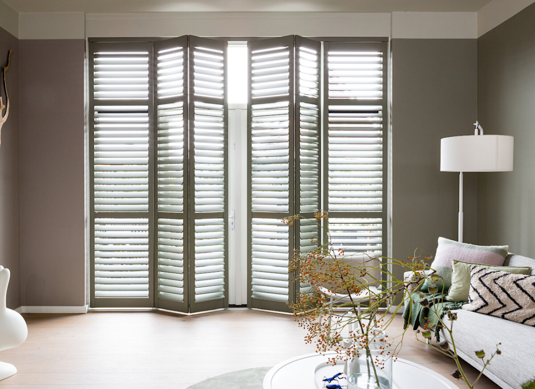 shutters silentview moss grey woonkamer openslaande deuren vtwonen blog impressie1