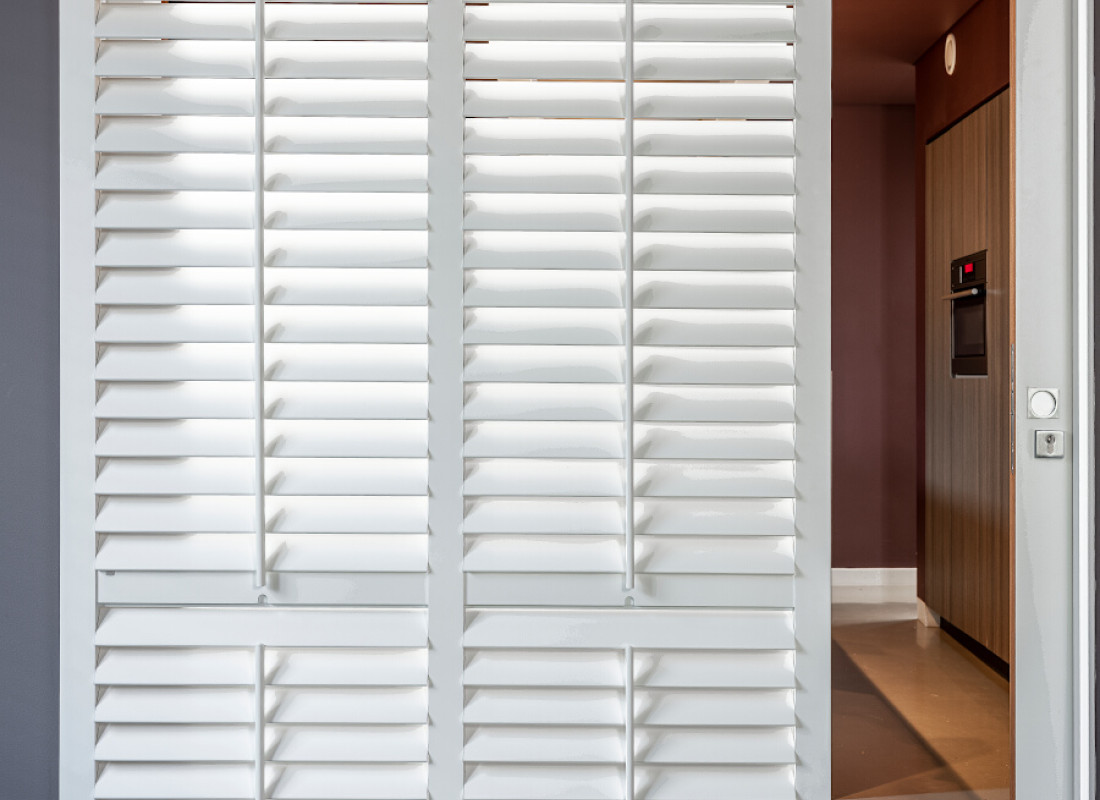 shutters wit bedieningsstok in het kantoor met rails impressie